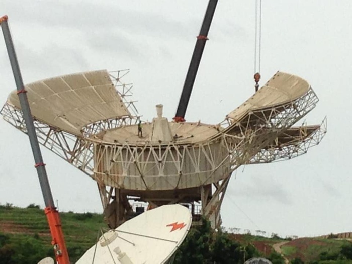 Opération de démontage en cours de l’antenne satellite de Gandoul (Sonatel)